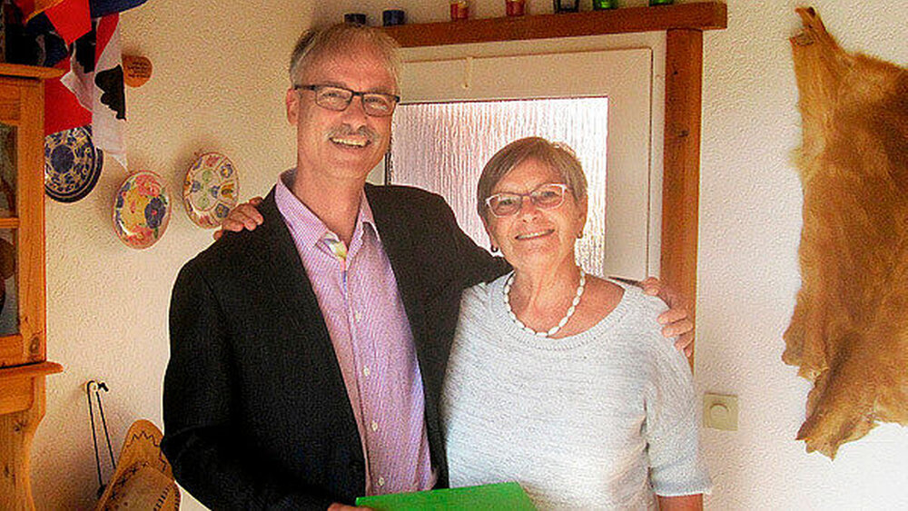 Edda Richter aus dem Elsterauer Ortsteil Rehmsdorf (Burgenlandkreis, Sachsen-Anhalt) ist bei der „Liga der Kariesfreien“ Siegerin in der Altersgruppe der über 60-Jährigen und hat mit 75 Jahren noch 30 naturgesunde Zähne. Aber warum sind die Zähne der Seniorin so gesund? Edda Richter, hat nach eigener Erinnerung erst spät eine Zahnbürste bekommen, aber immer sehr viel Grünes aus Garten und Umwelt gekaut und gegessen. Betreut wird sie in der Zahnarztpraxis von Dr. Susanne Salzmann aus Zeitz. Das Foto zeigt Edda Richter mit KZV-Öffentlichkeitsreferent Dr. Jochen Schmidt. |