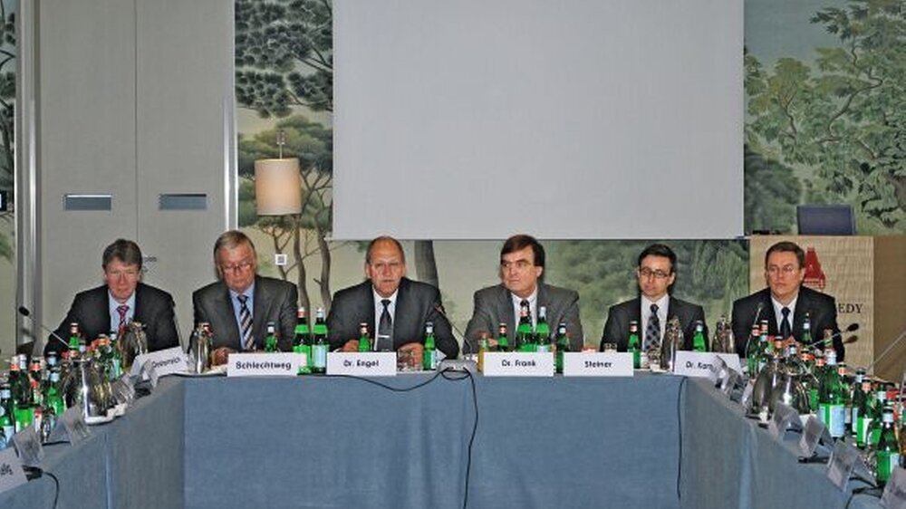 BZÄK-Klausurtagung in Frankfurt (v.l.n.r.): Vizepräsident Dr. Dietmar Oesterreich, HGF Dipl.-Volksw. Klaus Schlechtweg, Präsident Dr. Peter Engel, Vizepräsident Dr. Michael Frank und die beiden Referenten Michael Steiner und Dr. Jürgen Karsten