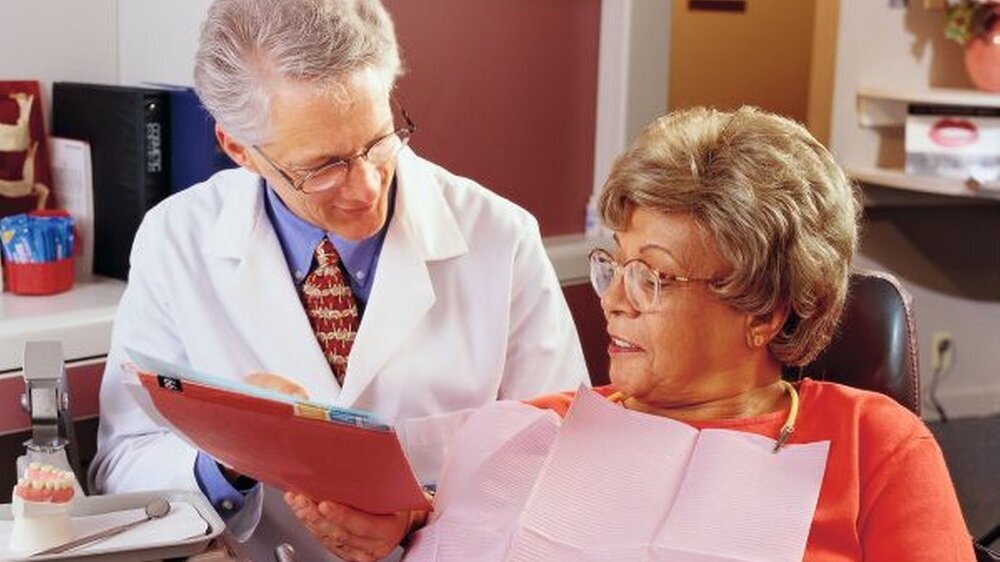 Das Gespräch mit dem Patienten ist wichtig. Dreht es sich dabei allerdings um die Leistung eines Vorbehandlers und fließen dazu kritische Töne dazu ein, kann das leicht zu Missverständnissen und damit zu unangenehmen Folgen führen.