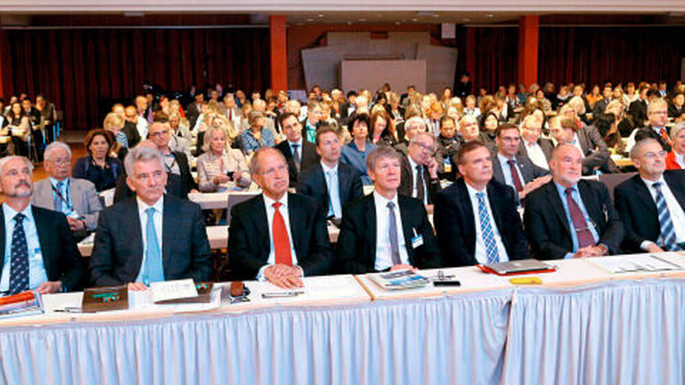 Die erste Reihe auf dem iADH-Kongress (v.l.n.r.): Prof. Andreas G. Schulte, Prof. Dimitris Emmanouil, Dr. Peter Engel, Prof. Dietmar Oesterreich, Prof. Christoph Benz, Dr. Wolfgang Schmiedel und Dr. Andreas Wagner |