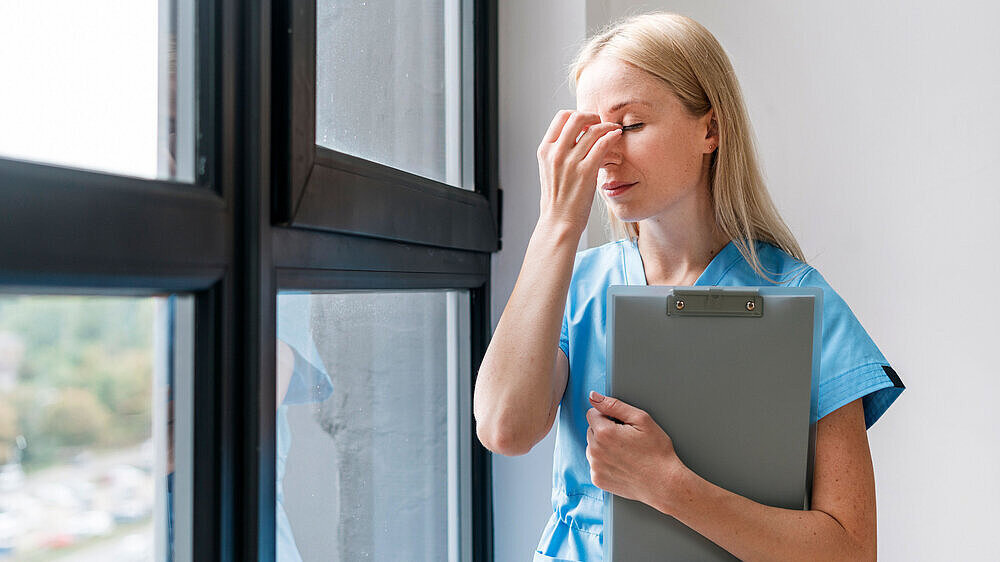 Erschöpfte Pflegekraft Erschöpfte Pflegekraft