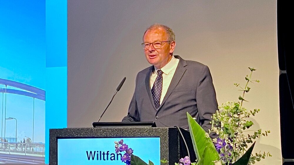 „Die wissenschaftlichen Fachgesellschaften DGZMK und DGMKG stehen für eine qualitätsorientierte Zahnmedizin – wir haben entsprechende Leitlinien auf höchstem Niveau“, sagte Prof. Dr. Dr. Jörg Wiltfang in seiner Begrüßungsrede, stellte aber mit Blick auf das neue Finanzstabilisierungsgesetz die Frage in den Raum, ob diese Qualität in der Versorgung tatsächlich umsetzbar ist.