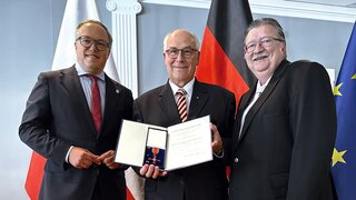 Thürings Ministerpräsident Dr. Mario Voigt überreichte den Verdienstorden der Bundesrepublik Deutschland in Vertretung des Bundespräsidenten an Zahnarzt Dr. Klaus-Peter Wefers in Begleitung von Prof. Dr. Harald Küpper.