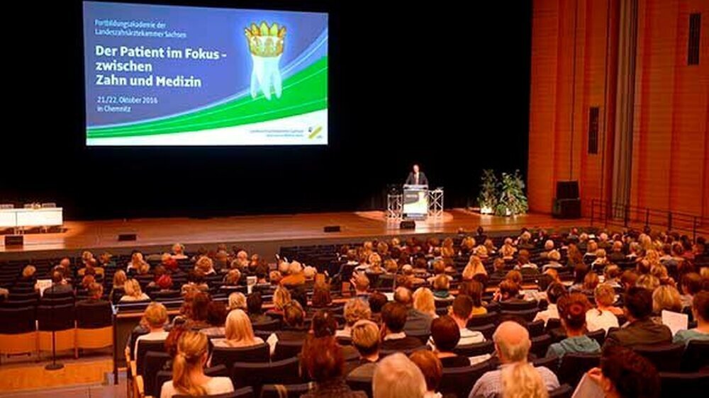 Full House: Der Zahnärztetag in der Stadthalle Chemnitz ist für die sächsischen Zahnärzte und ihre Teams das Fortbildungs-Highlight des Jahres.