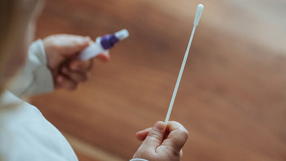 „Notwendig sind deutschlandweit mindestens zwei PCR-Lolli-Tests und bestenfalls drei zusätzliche Antigen-Schnelltests pro Woche für Kinder bis zwölf Jahren, für die bislang noch keine Impfmöglichkeiten zur Verfügung stehen”, forderte Ärzteprä
