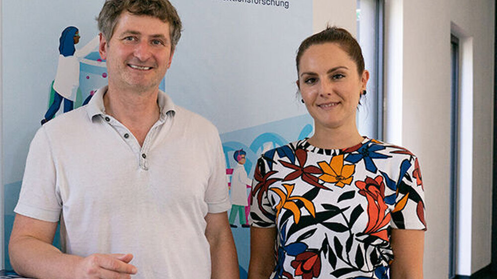 Jörg Vogel und Linda Popella forschen an einer neuen Klasse von Antibiotika.\r\n