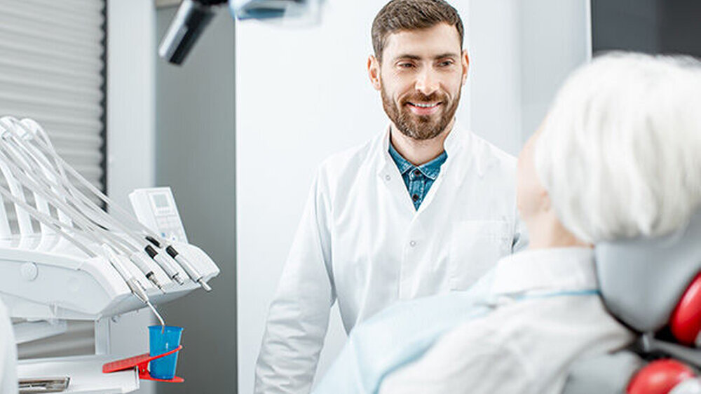 Zahnlosigkeit sei als regelwidriger Körperzustand behandlungsbedürftig. Da Implantate fest im Kieferknochen verankert sind und in Verbindung mit einer Suprakonstruktion die verlorengegangene Kaufunktion der Zähne ersetzen, handele es sich um einen unmi