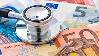 Stethoskop auf Euroscheinen