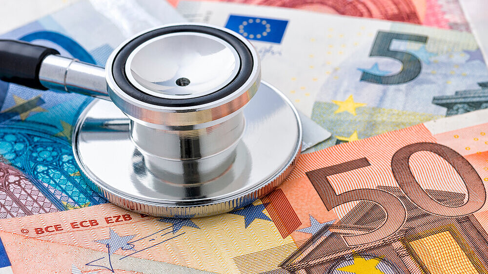 Stethoskop auf Euroscheinen