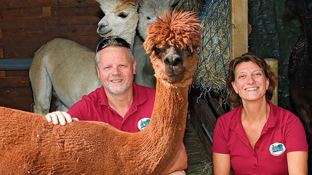 Dr. Detlef Maluche (l.) und Event-Organisatorin Michaela Maluche mit einem ihrer 13 Alpakas\r\n\r\n