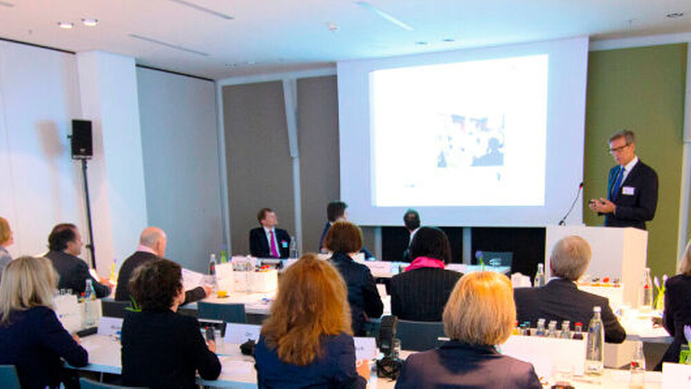 Prof. Dr. Søren Jepsen, Präsident der EFP, bei seinem Vortrag in Frankfurt/M. |