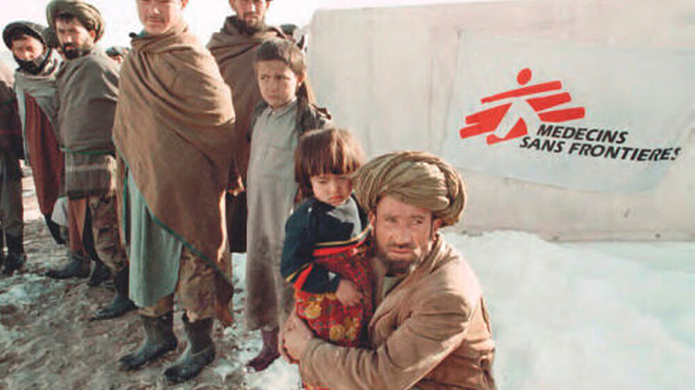 Erdbebenopfer in Afghanistan warten 1998 in Gandy vor einem Zelt der Hilfsorganisation „Ärzte ohne Grenzen“.