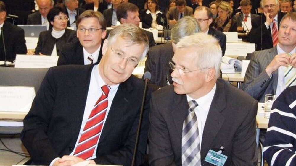 Der KZBV-Vorsitzende Dr. Jürgen Fedderwitz (l.) und der Vorsitzende der KZV Sachsen, Dr. Holger Weißig, bei der Anhörung im Bundestagsausschuss für Gesundheit