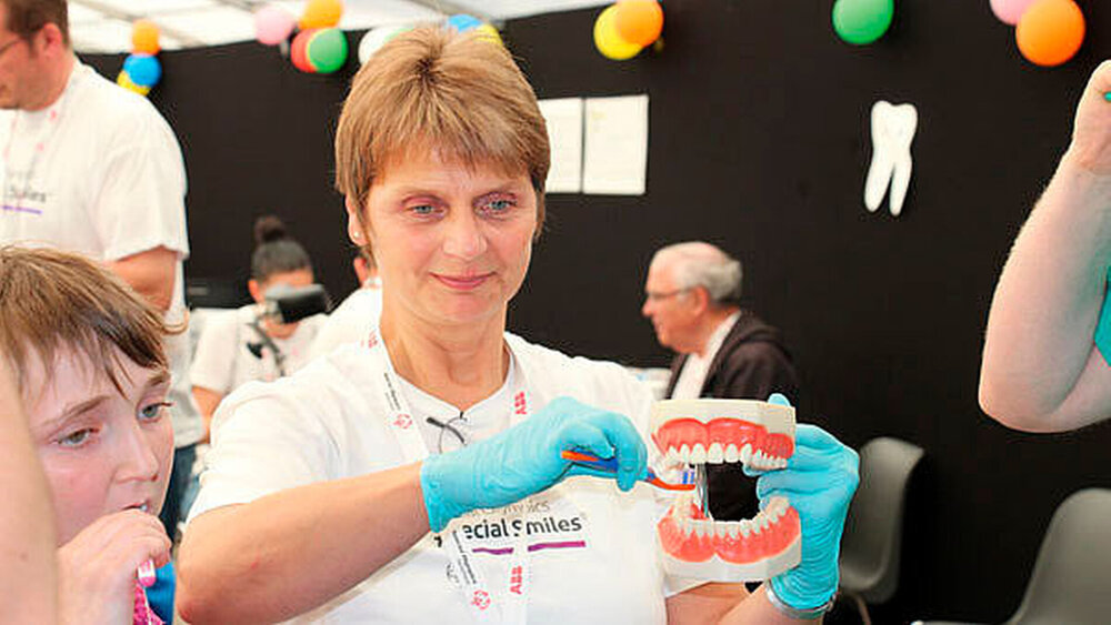 Hannelore Schiller von der Jungendzahnpflege der Region Hannover ist zum zweiten Mal bei Special Smiles als Prophylaxe-Mitarbeiterin aktiv. „Die Atmosphäre ist toll. Die Menschen sind sehr freundlich. Deshalb macht es mir so viel Spaß, hier zu helfen.“ |