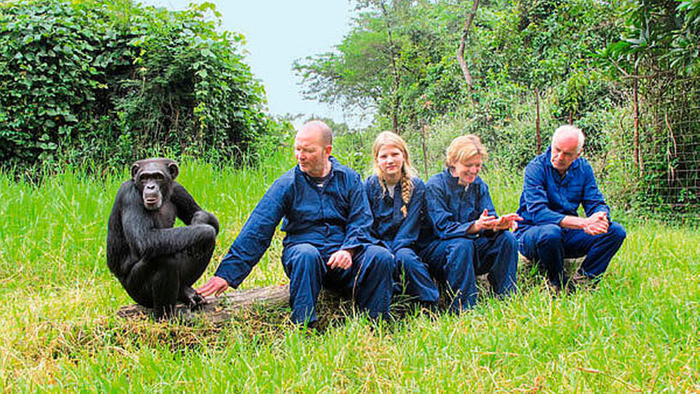 Raus aus der Praxis am Berliner Potsdamer Platz und rein in den Busch: Der Zahnarzt Dr. Mathias Gnauert (2.v.l.) reiste zunächst allein und dann noch einmal mit der Familie (mittig im Bild) nach Sambia, um die Dorfbevölkerung und die Schimpansen zu behandeln. Eine bewegende Erfahrung. |