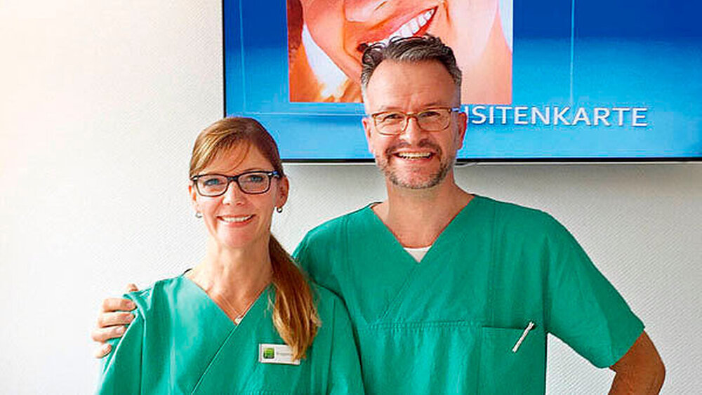 Vom Chef unterstützt: Dr. Ulrich Twent sieht in Brüggemanns Einsätzen auch Vorteile für seine Praxis. |