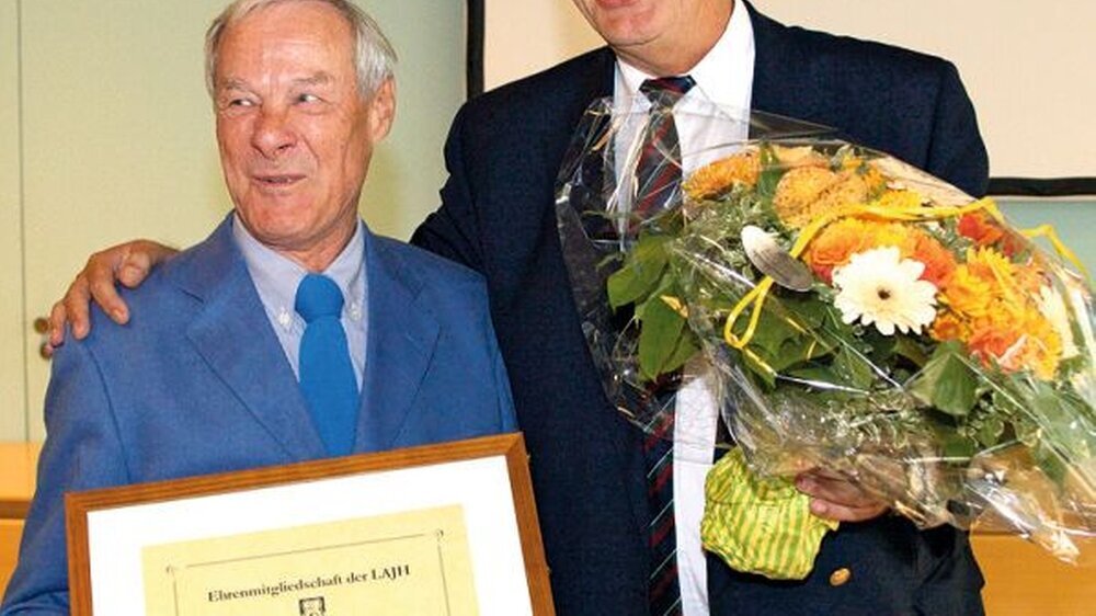 Ein emotionaler Moment: Prof. Dr. Gülzow (li.) wurde von Kammerpräsident Prof. Dr. Sprekels für seine verdienstvolle wissenschaftliche Begleitung der LAJH-Arbeit geehrt.