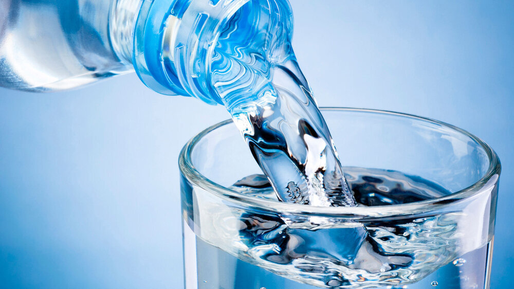 Auch wenn sie kalorienfrei sind: Zahngesund sind zuckerfreie Softdrinks und auch Wasser mit Kohlensäure nicht!