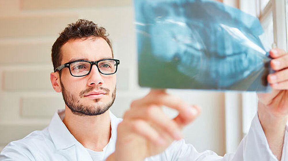„Ich diagnostiziere eine Zyste“ – bei der Fachsprachprüfung kommt es auf die richtige Formulierung an. Ob auf dem Röntgenbild in Wirklichkeit die Kieferhöhle zu sehen ist, ist nebensächlich – bestehen wird der Kandidat trotzdem.