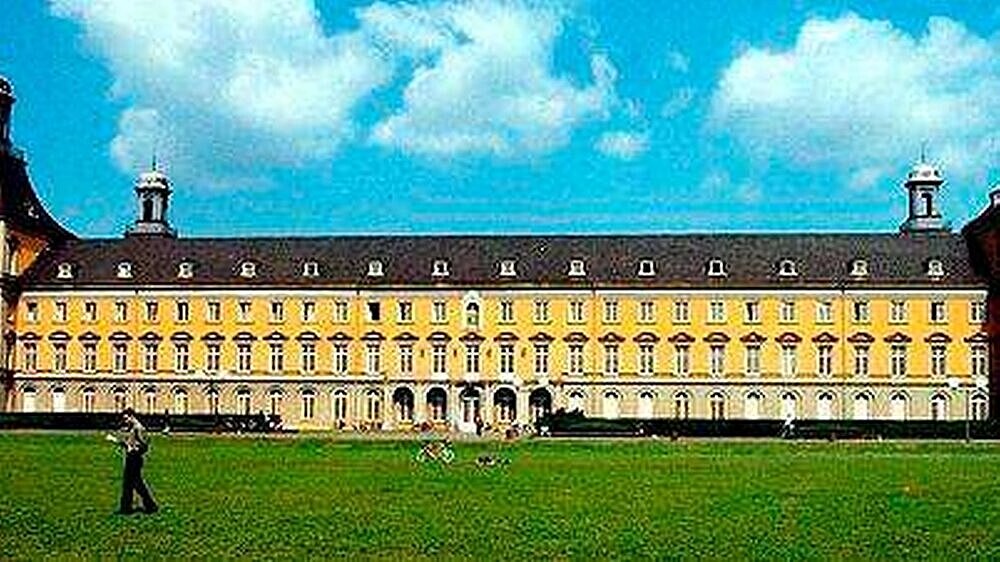 Die Idylle – wie hier auf dem Campus der Bonner Universität – trügt: an deutschen Hochschulen herrscht akute Geldnot. Lehre und Forschung sind immer stärker auf eine Drittmittelfinanzierung durch die Privatwirtschaft angewiesen.