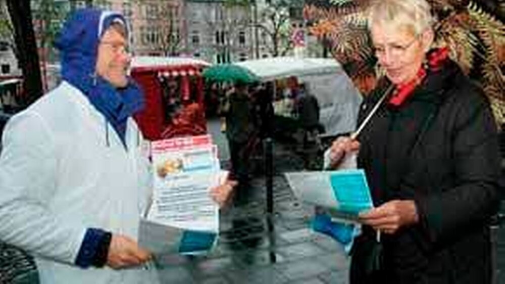 Andernorts suchten sie das Gespräch mit Passanten, wie auf einem Kölner Weihnachtsmarkt. Zudem informierten Plakate der Organisatoren sowie andere Motive, etwa der Hambuger Zahnärztekammer.