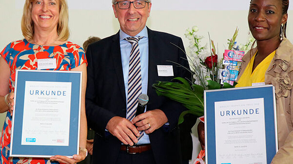 v.l.: Sybille van Os-Fingberg (Sonderpreis, Rottweil), Andreas Herforth (Jury, Hamburg) und Sybille van Os-Fingberg (Sonderpreis, Rottweil)