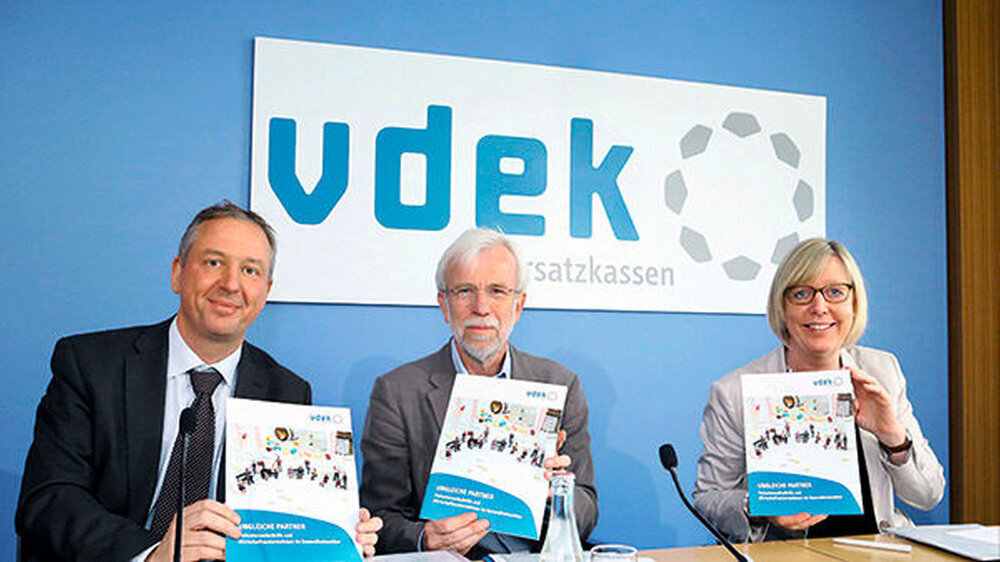 Dr. Martin Danner, Prof. Dr. Wolf-Dieter Ludwig und Ulrike Elsner (v.l.) machen mit der Broschüre auf illegale Geldflüsse in der Gesundheitsbranche aufmerksam.