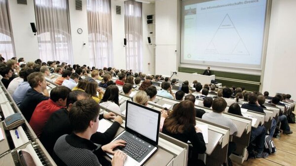 Lehrende wie Studierende an Universitäten greifen zunehmend auf eine multimediale Begleitung von Lehrveranstaltungen zurück. Dieser Trend wird sich in den nächsten Jahren noch verstärken, Web-2.0-Anwendungen setzen sich im Bildungssektor immer mehr du