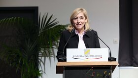 Bundesgesundheitsministerin Nina Warken (CDU) bei der BZÄK-Bundesversammlung am 31.10.2025 in Berlin