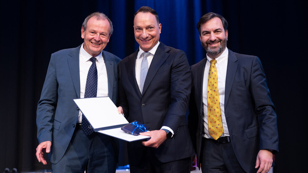 Goldene Ehrennadel für Prof. Dr. Roland Frankenberger