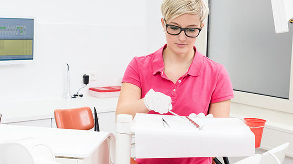 Der VmF und die BZÄK rufen die niedergelassenen Zahnärztinnen und Zahnärzte und ihre Teams dazu auf, bei Schulabsolventen das Interesse für den ZFA-Beruf zu wecken.