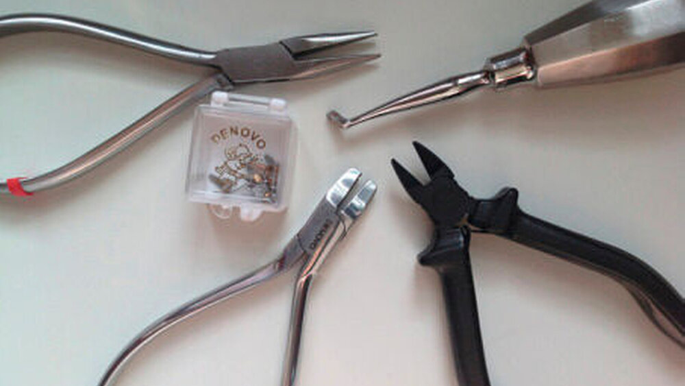 Abbildung 16: Benötigtes Instrumentarium zur Herstellung eines festsitzenden Lückenhalters, beispielsweise von der Firma Denovo® (Denovo Dental, Boldwin Park, USA) |