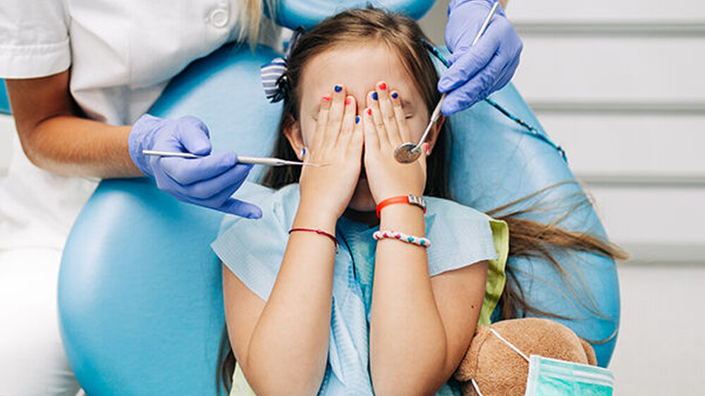 Die Übertragung der elterlichen Angst vorm Zahnarztbesuch auf ihre Kinder wurde bereits in früheren Studien belegt. Eine schwedische Untersuchung stellt jüngst fest, dass die kindliche Zahnarztangst auch mit mehr Karies korreliert.