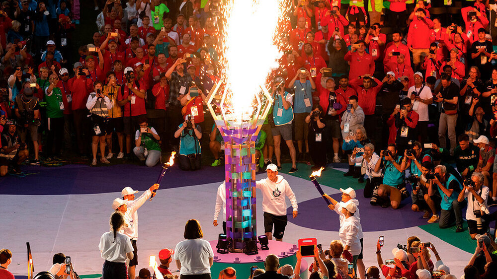 Live-Musik, viel positive Energie und ein Feuerwerk sorgten für gute Stimmung bei der Eröffnungsfeier der Spiele. Entfacht wurde das Olympische Feuer in der Alten Försterei am Rand von Berlin.