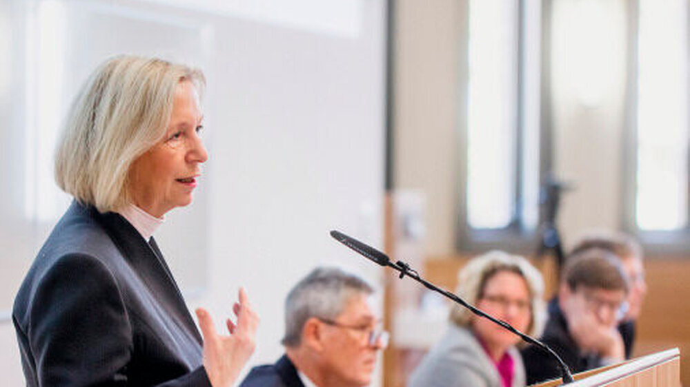 Bundesforschungs- ministerin Johanna Wanka appelliert an alle Bürger an der Nationalen Kohorte teilzunehmen, wenn sie schriftlich dazu eingeladen werden. Die Aussagekraft der Studie sei umso höher, je mehr Bürger sich aktiv beteiligten. | Bundesforschungs- ministerin Johanna Wanka appelliert an alle Bürger an der Nationalen Kohorte teilzunehmen, wenn sie schriftlich dazu eingeladen werden. Die Aussagekraft der Studie sei umso höher, je mehr Bürger sich aktiv beteiligten. |