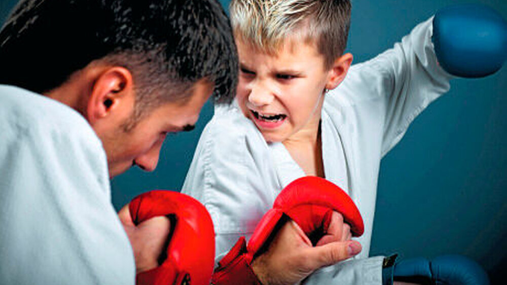 Gerade beim Kampfsport sind Kinder und Jugendliche hoch engagiert. Leider überschreiten sie oft ihre körperlichen Grenzen. | Gerade beim Kampfsport sind Kinder und Jugendliche hoch engagiert. Leider überschreiten sie oft ihre körperlichen Grenzen. |