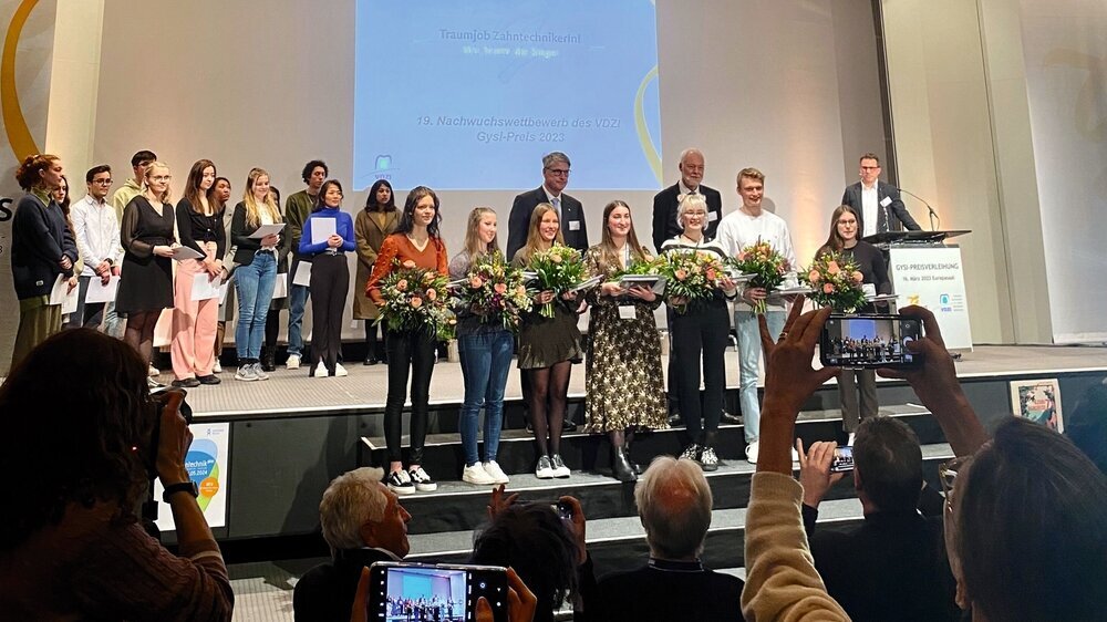 Gysi-Preisverleihung beim 19. Wettbewerb des Verband Deutscher Zahntechniker-Innungen VDZI im März 2023 auf der IDS in Köln Gysi-Preisverleihung beim 19. Wettbewerb des Verband Deutscher Zahntechniker-Innungen VDZI im März 2023 auf der IDS in Köln