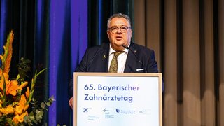 Dr. Dr. Frank Wohl, Präsident der Bayerischen Landeszahnärztekammer, bei der Eröffnung des 65. Bayerischen Zahnärztetages