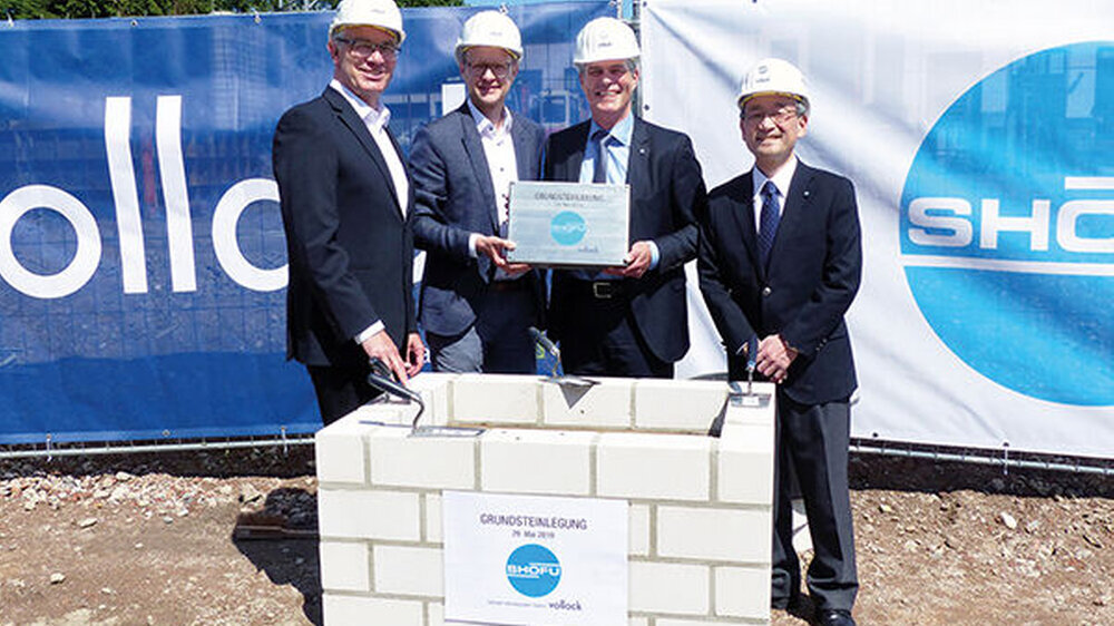 Grundsteinlegung für den erweiterten Firmensitz von SHOFU Dental. Von links: Bürgermeister Klaus Pesch, Heiko Hensing (Partner Vollack Ratingen), Martin Hesselmann (Geschäftsführung SHOFU Dental GmbH) und Akira Kawashima (Chairman SHOFU Dental).