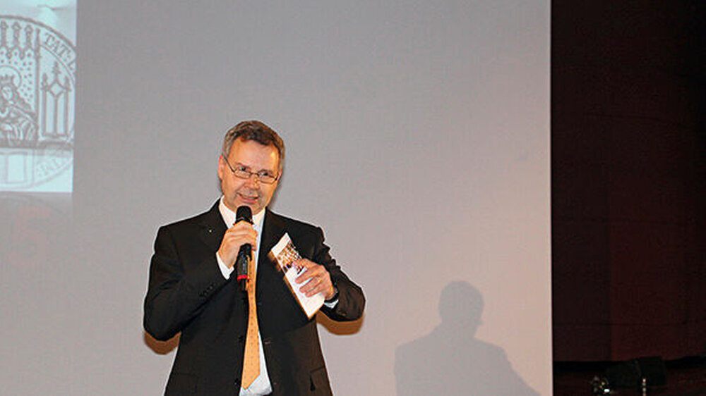 Führte in Karlsruhe durch das Fortbildungsangebot der Konferenz: Akademieleiter Prof.\r\nDr. Winfried Walther.