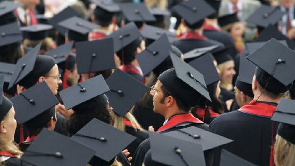 Feierliche Entlassung von Universitätsabsolventen ins Berufsleben: Die richtige Zeit für das Ablegen eines berufsethischen Gelöbnisses?