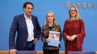 Julian Nida-Rümelin, Judith Simon und Alena Buyx bei der Vorstellung der Stellungnahme „Mensch und Maschine – Herausforderungen durch Künstliche Intelligenz“ am 20. März 2023 in Berlin.