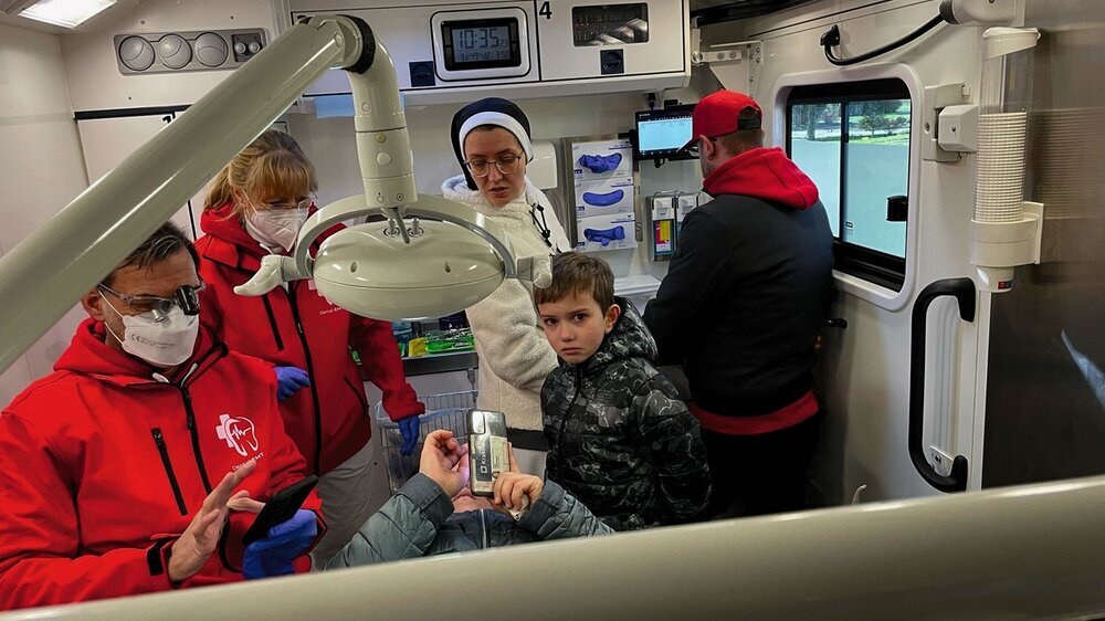 Versorgung im Zahnmobil des Dental Emergency Teams in Krakau