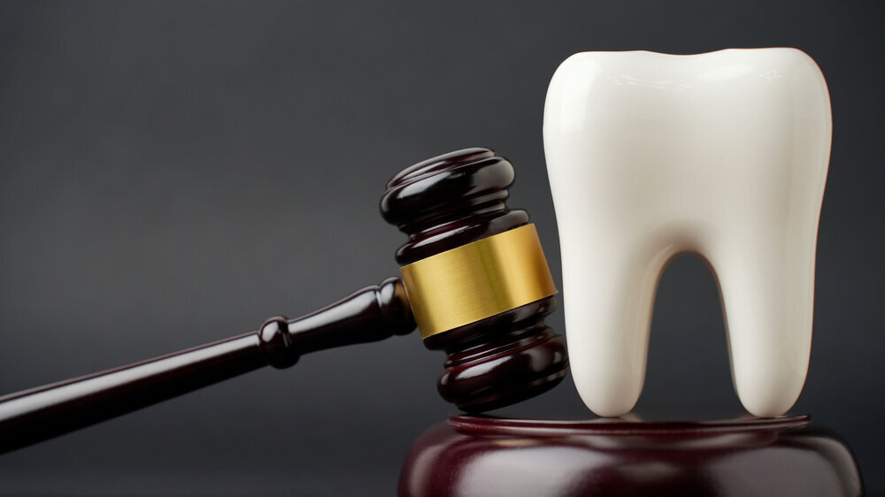 Forensic dentistry and dental insurance concept. Zahnmedizin Urteil