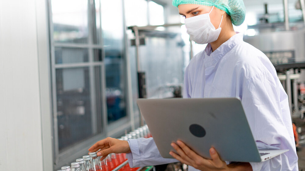 Quality control engineers work in the production and bottling facility for fruit juice or medicine. Staff inspect the quality of food and drugs before delivery to customers.. Quality control engineers work in the production and bottling facility for fruit juice or medicine. Staff inspect the quality of food and drugs before delivery to customers.
