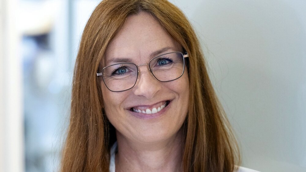 Praxismanagerin Andrea Knauber hilft Praxen, sich auf die behördliche Begehung vorzubereiten.