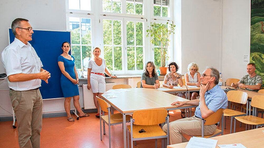 Im Juli fand im Medizinisch-Interprofessionellen Trainingszentrum (MITZ) der Medizinischen Fakultät der Technischen Universität Dresden ein Fortbildungstreffen für Zahnärzte im Rahmen des Kooperationspraxis-Programms statt. Hier begrüßt Prof. Dr. Dr