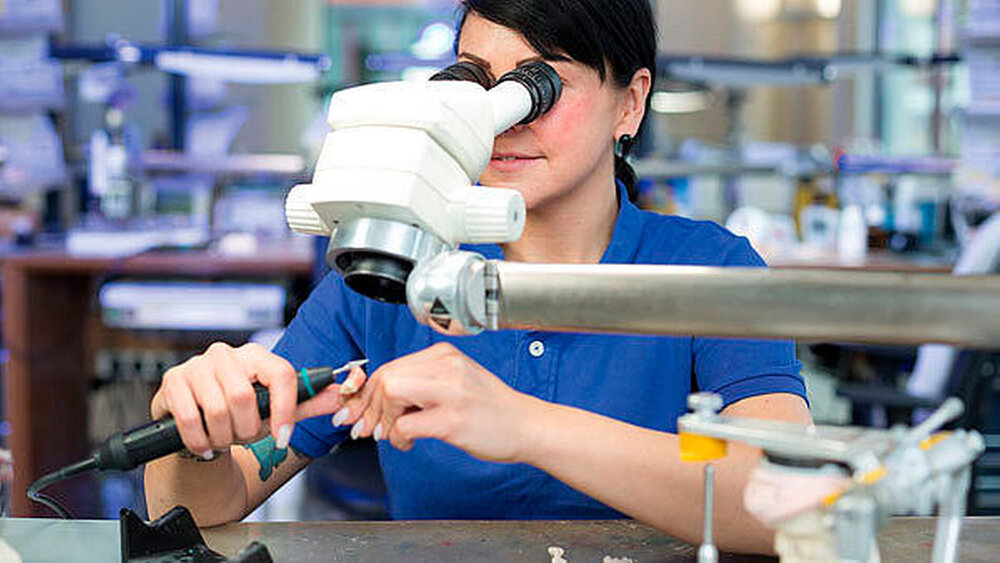 Ein Zahnarzt, der ein von ihm beauftragtes Fremdlabor bisher an der Factoring-Gebühr beteiligt hat, sollte diese Praxis dringend überdenken. |