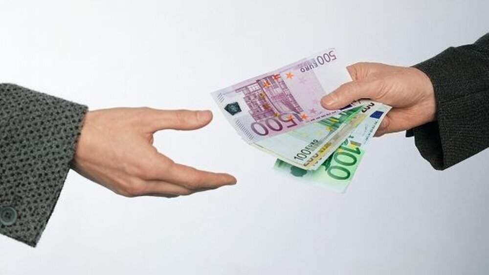 Oftmals zahlt der Bankkunde beim Erwerb eines Anlageprodukts eine Provision, die nicht in seine Anlage mit einfließt.