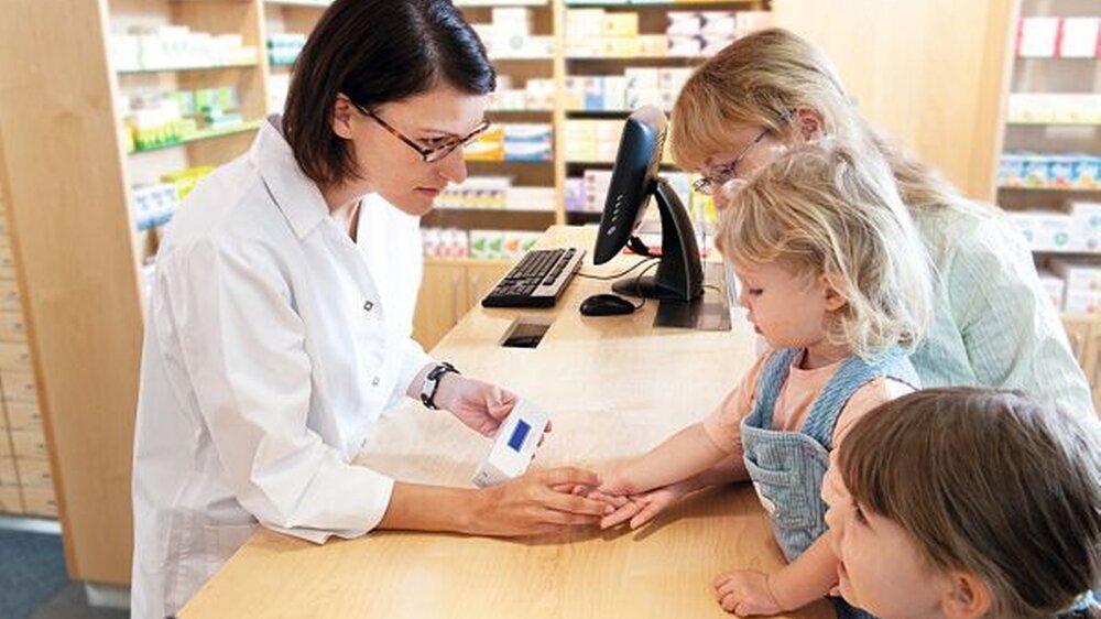 OTC-Präparate erfreuen sich einer wachsenden Beliebtheit. Sinnvoll ist eine fachliche Beratung – wie hier in der Apotheke.